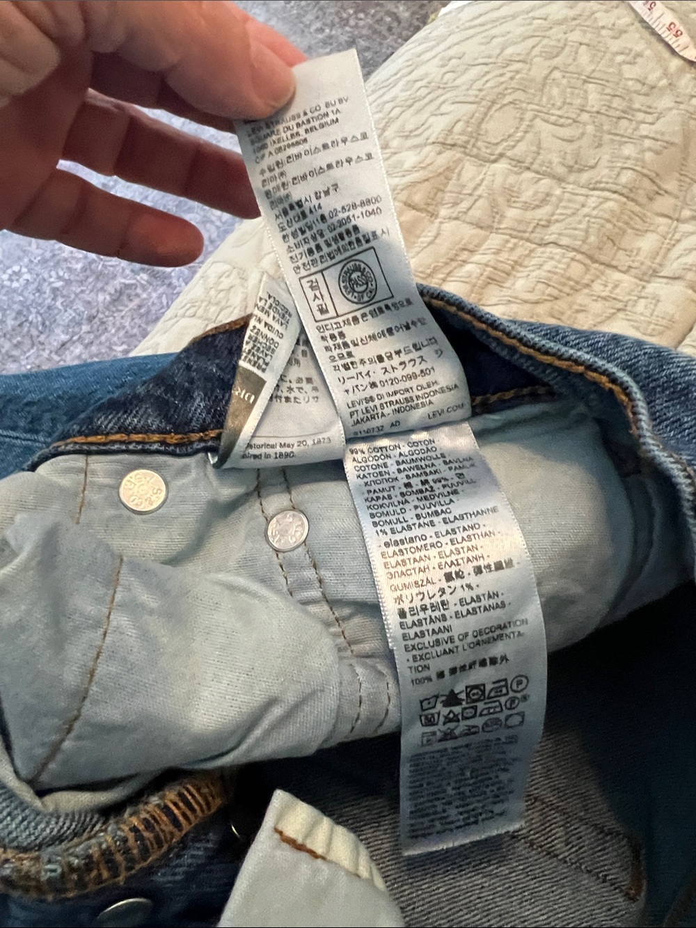 Levi's 501® Crop Straight Jeans in Medium Blue - Picture 3 of 9